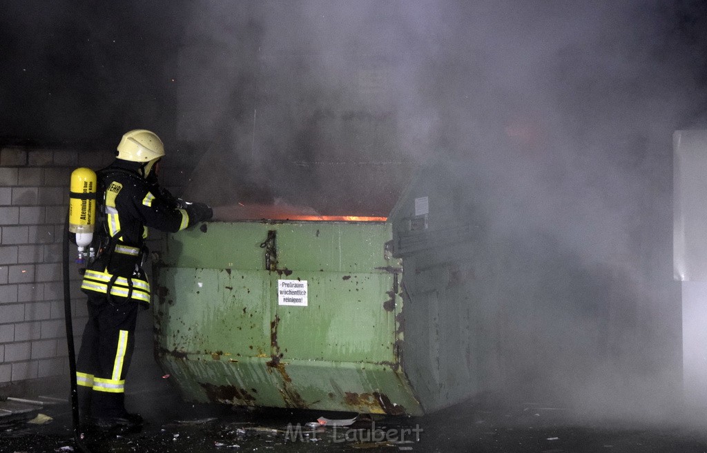 Feuer Papp Presscontainer Koeln Hoehenberg Bochumerstr P057.JPG - Miklos Laubert